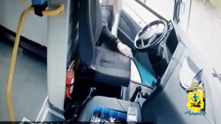 В Вельском округе Архангельской области задержан подозреваемый в краже денег из рейсового автобуса. Молодой человек воспользовался тем, что транспортное средство было незаперто. Возбуждено уголовное дело